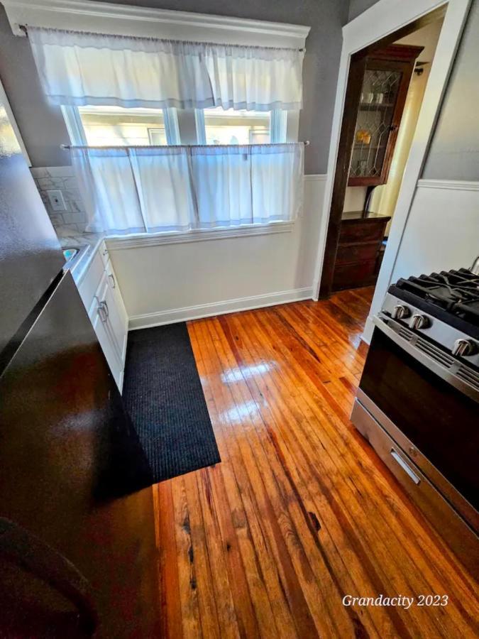 Lovely! Near Cleve Clinic/Uh/Cwru/Dwntwn W/Porch Villa Cleveland Exterior photo